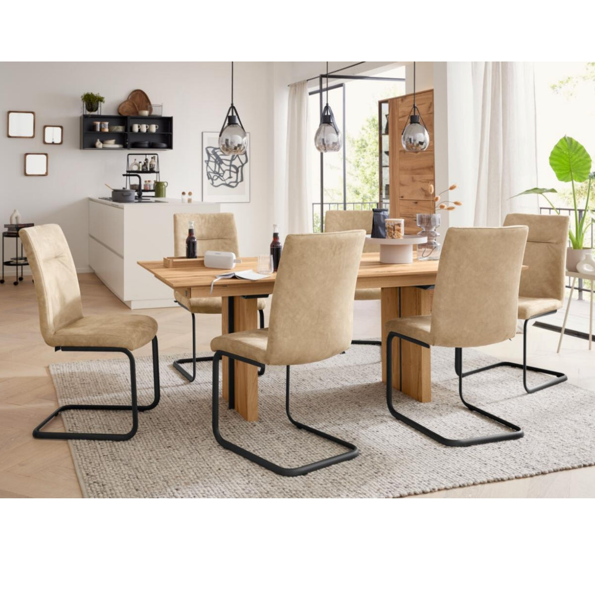 Modernes Esszimmer mit VENJAKOB | IL Interliving 5604 Esstisch, 6 beige Stühle, Pendelleuchten und Naturlook.