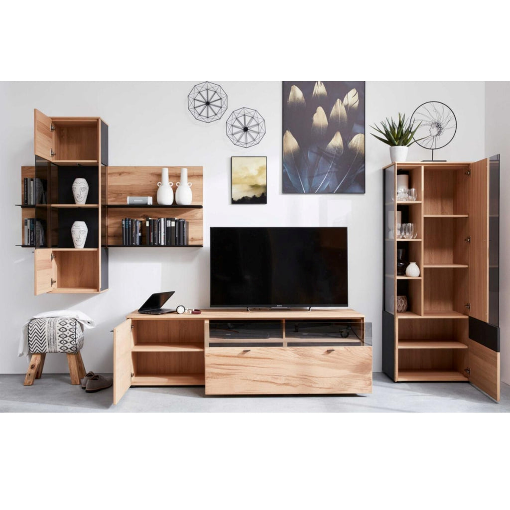 Modernes Wohnzimmer mit der VENJAKOB Interliving 5604 Wohnwand in Eiche Rustico hell und mit mattanthrazitfarbenen Metallakzenten.