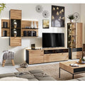 Modernes Zimmer mit Möbeln der Serie VENJAKOB Interliving 5604, sanfter Beleuchtung, Pflanzen und einer stilvollen Wohnwand für eine gemütliche Atmosphäre.