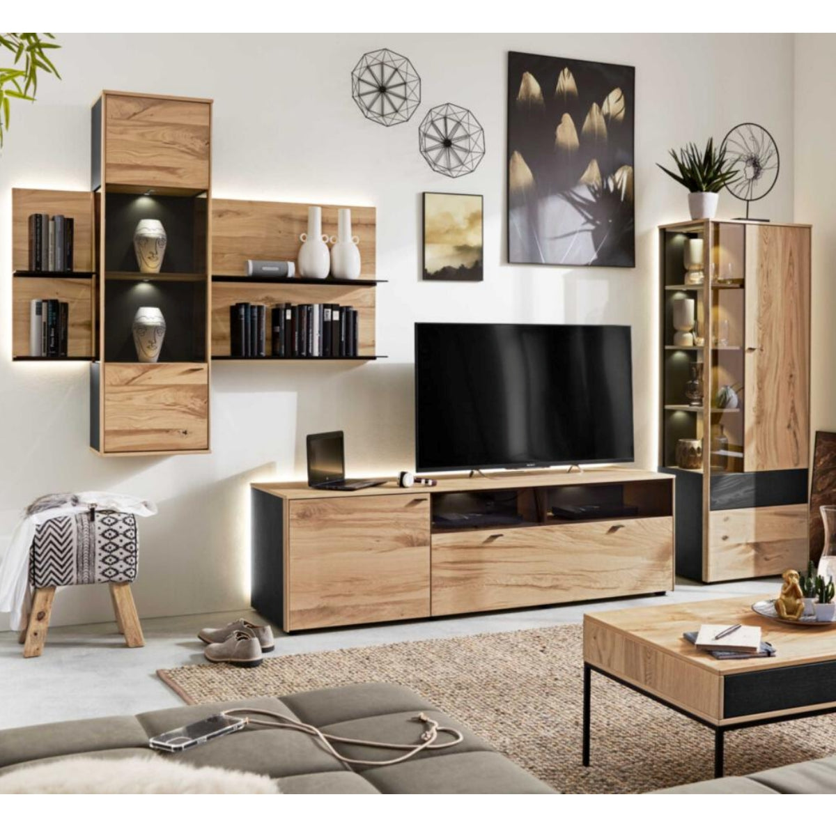 Modernes Zimmer mit Möbeln der Serie VENJAKOB Interliving 5604, sanfter Beleuchtung, Pflanzen und einer stilvollen Wohnwand für eine gemütliche Atmosphäre.