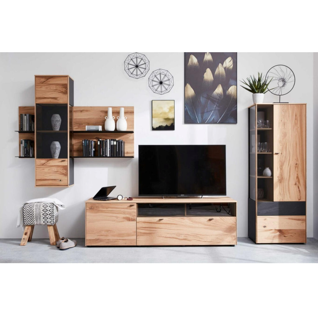 Modernes Wohnzimmer mit der Wohnwand „Interliving 5604“ von VENJAKOB | IL in Eiche Rustico und mattanthrazitfarbenen Metallakzenten.