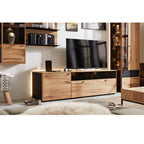 Modernes Wohnzimmer mit VENJAKOB | IL Interliving 5604 Typ VI10-0308R in Eiche Rustico hell und mattanthrazitfarbenen Metallregalen.