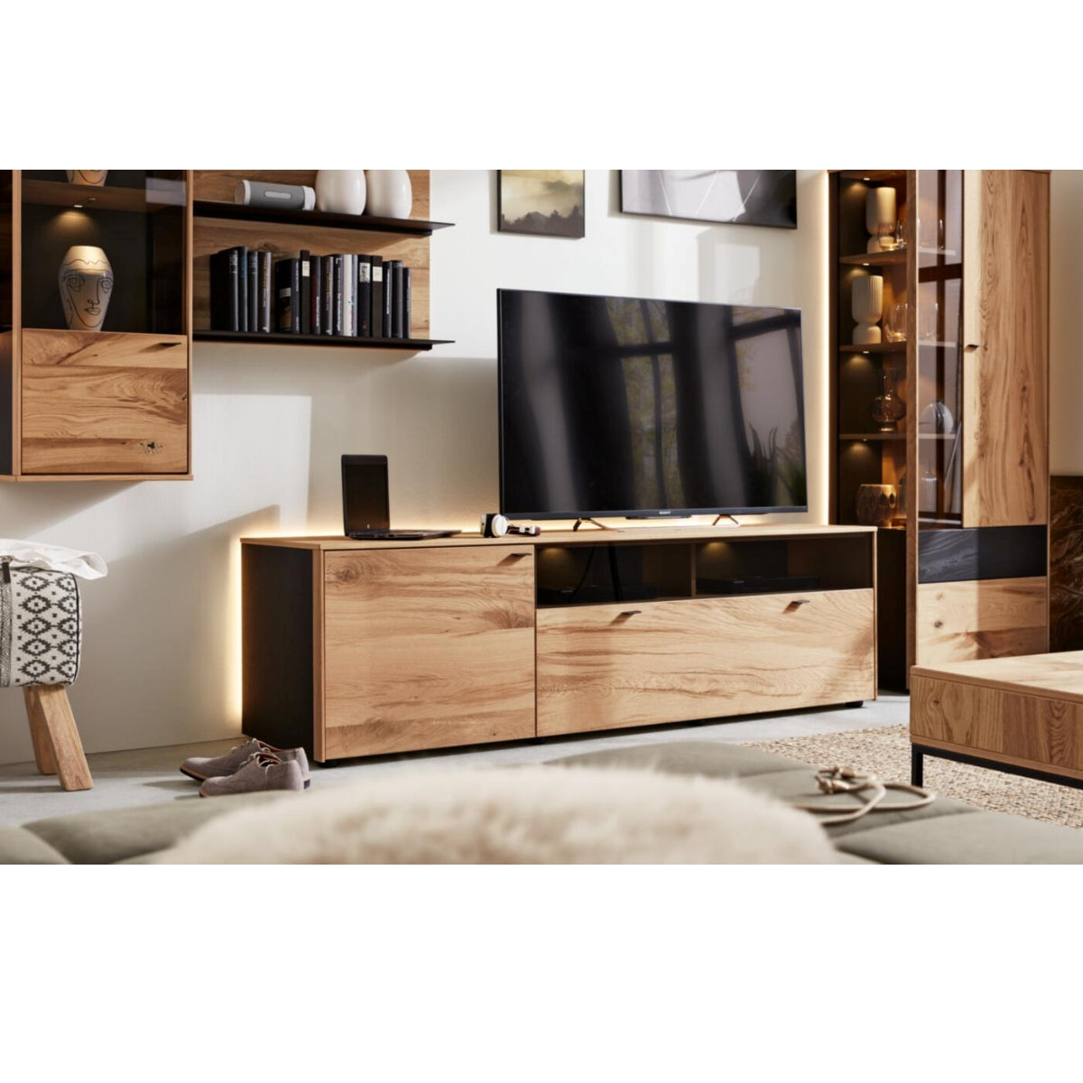 Modernes Wohnzimmer mit VENJAKOB | IL Interliving 5604 Typ VI10-0308R in Eiche Rustico hell und mattanthrazitfarbenen Metallregalen.
