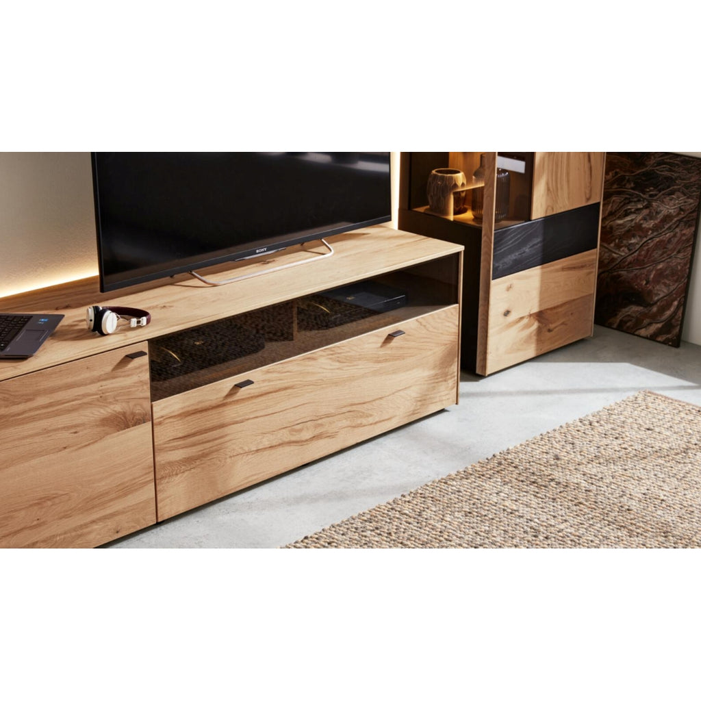 VENJAKOB | IL Interliving 5604 TV-Möbel aus Eiche Rustico mit Fernseher, Kopfhörern und Teppich schaffen einen modernen Wohnraum.