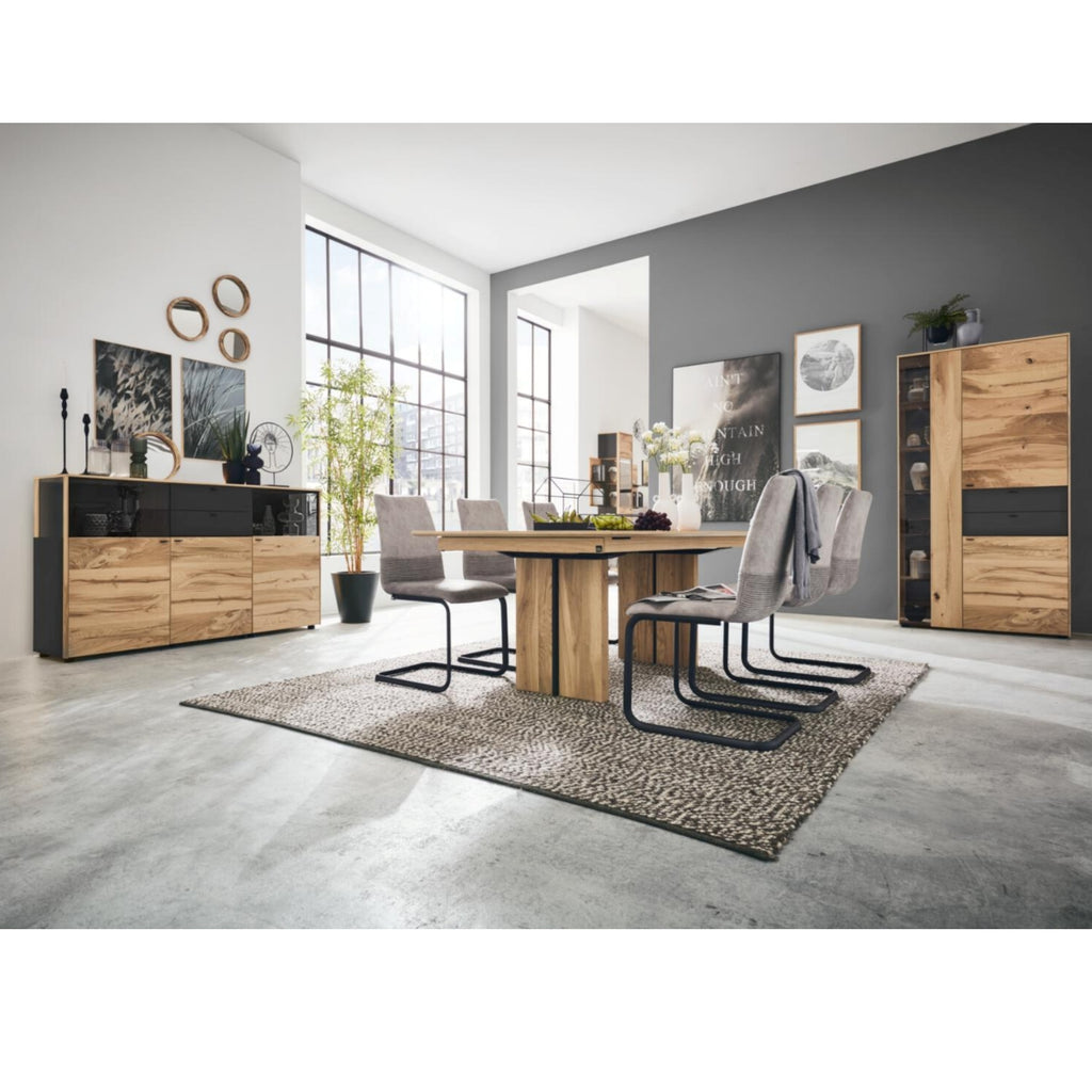 Modernes Esszimmer mit VENJAKOB | IL Vitrine, Eiche Rustico, grauen Stühlen und Möbeln der Serie 5604 von Interliving.