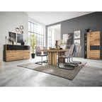 Modernes Esszimmer mit VENJAKOB | IL Vitrine, Eiche Rustico, grauen Stühlen und Möbeln der Serie 5604 von Interliving.