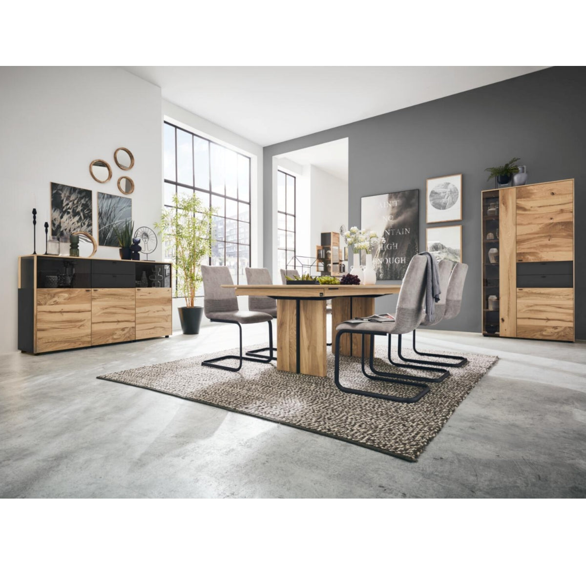 Modernes Esszimmer mit VENJAKOB | IL Vitrine, Eiche Rustico, grauen Stühlen und Möbeln der Serie 5604 von Interliving.