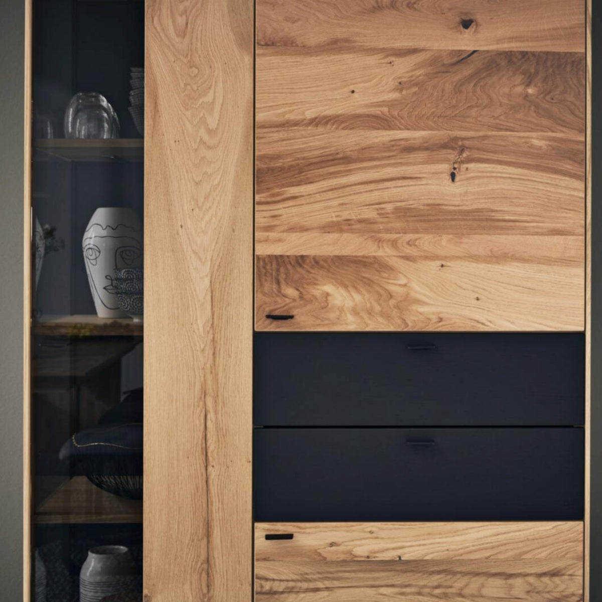 VENJAKOB | IL Interliving Serie 5604 Vitrine V745-0308R in Eiche Rustico hell, mit matt anthrazitfarbenen Einlegeböden und Schubladen.
