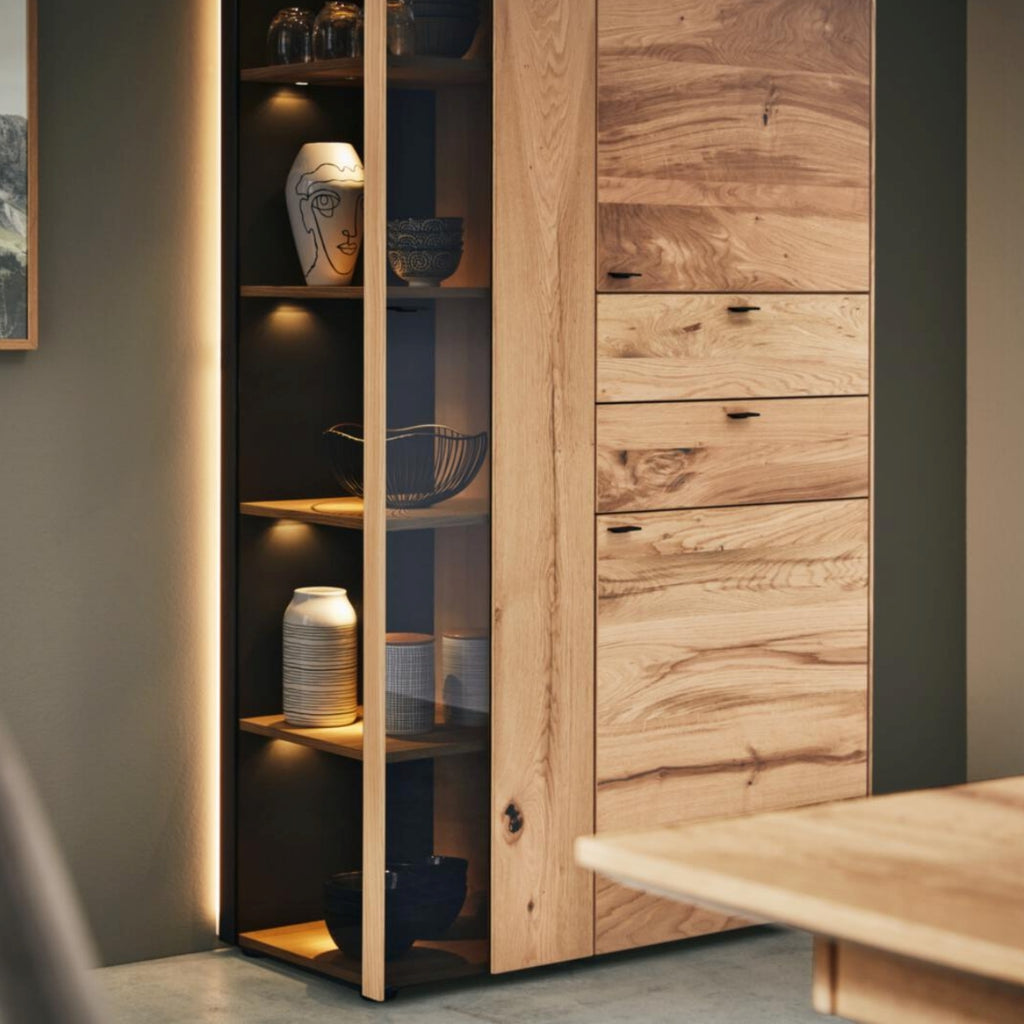 VENJAKOB | IL Interliving Serie 5604 Vitrine V745-0308R in Eiche Rustico hell & Anthrazit, mit beleuchtetem Einlegeboden.