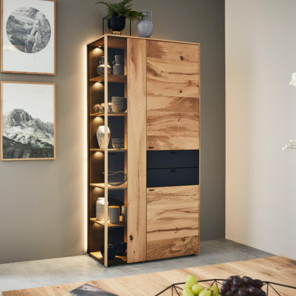 VENJAKOB | IL Interliving Serie 5604 Vitrine, Eiche Rustico hell geölt, Anthrazit matt, offene und sanft beleuchtete Einlegeböden.