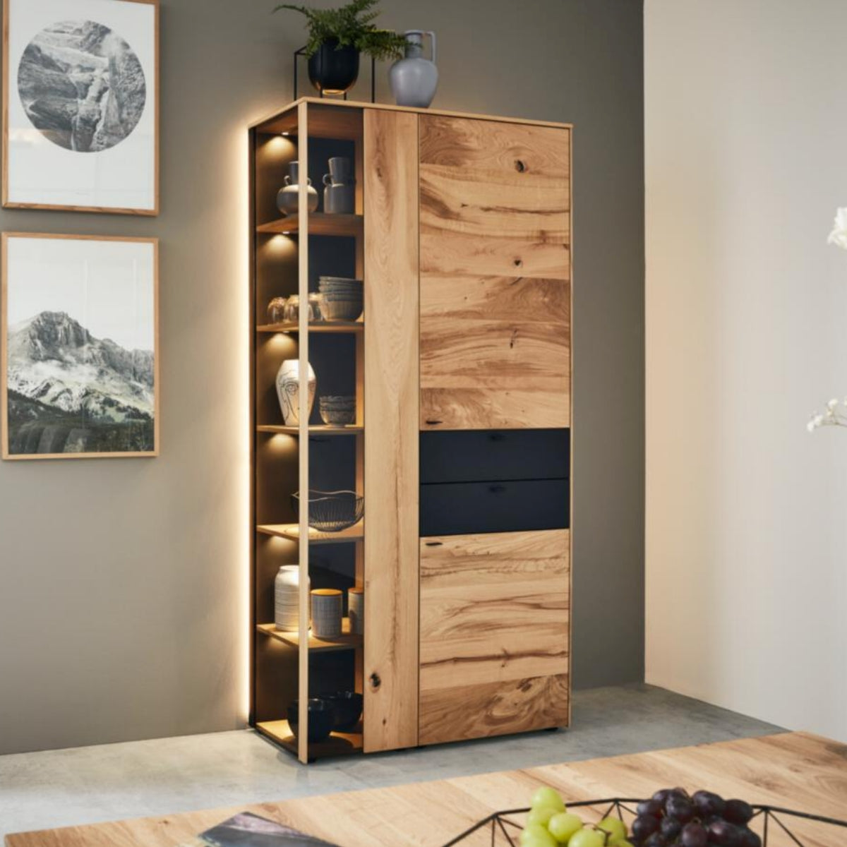 VENJAKOB | IL Interliving Serie 5604 Vitrine, Eiche Rustico hell geölt, Anthrazit matt, offene und sanft beleuchtete Einlegeböden.