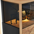 Figur eines Schwarzhirsches und strukturierte Vase auf dem Sideboard „VENJAKOB | IL Interliving Serie 5604“ aus Eiche in einer Vitrine mit warmem Licht.