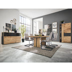 Ein modernes Esszimmer mit Holz, grauen Möbeln, Pflanzen und einem Sideboard der Serie 5604 Eiche von VENJAKOB Interliving.