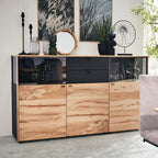 VENJAKOB | IL Interliving Serie 5604 Sideboard aus Eiche, auf dem Vasen, Kerzen, Kunstwerke und Topfpflanzen ausgestellt sind.