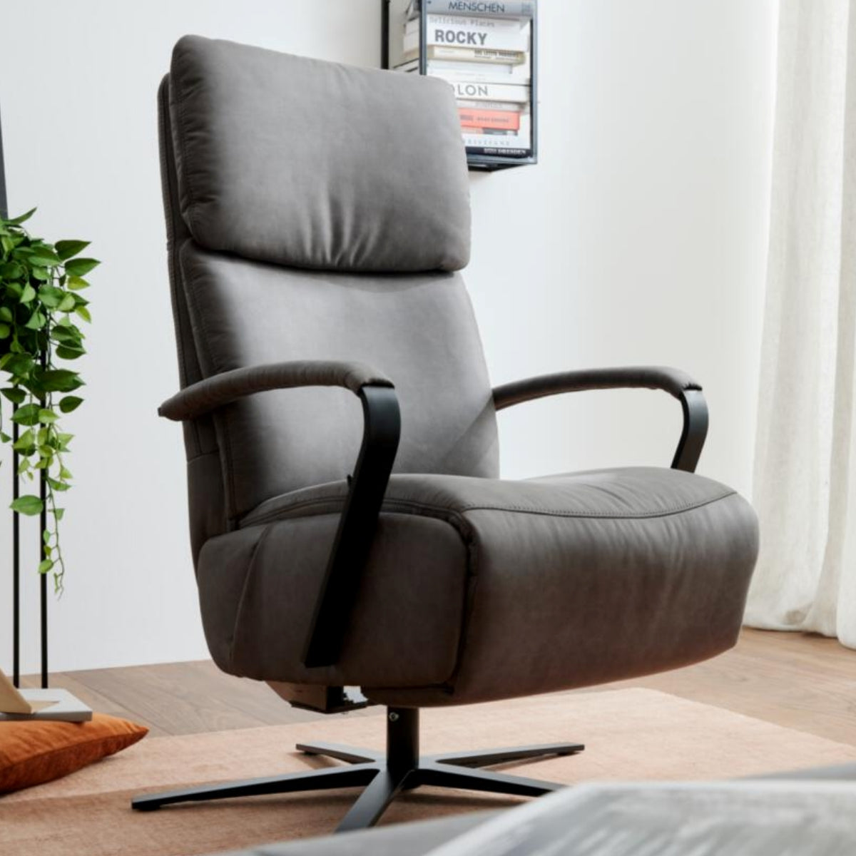 Relaxsessel Interliving Serie 4565 von Steinpol Polsteria | IL, Stoff „Clint“ grau C, schwarze Metallbeine in einem hellen Raum.