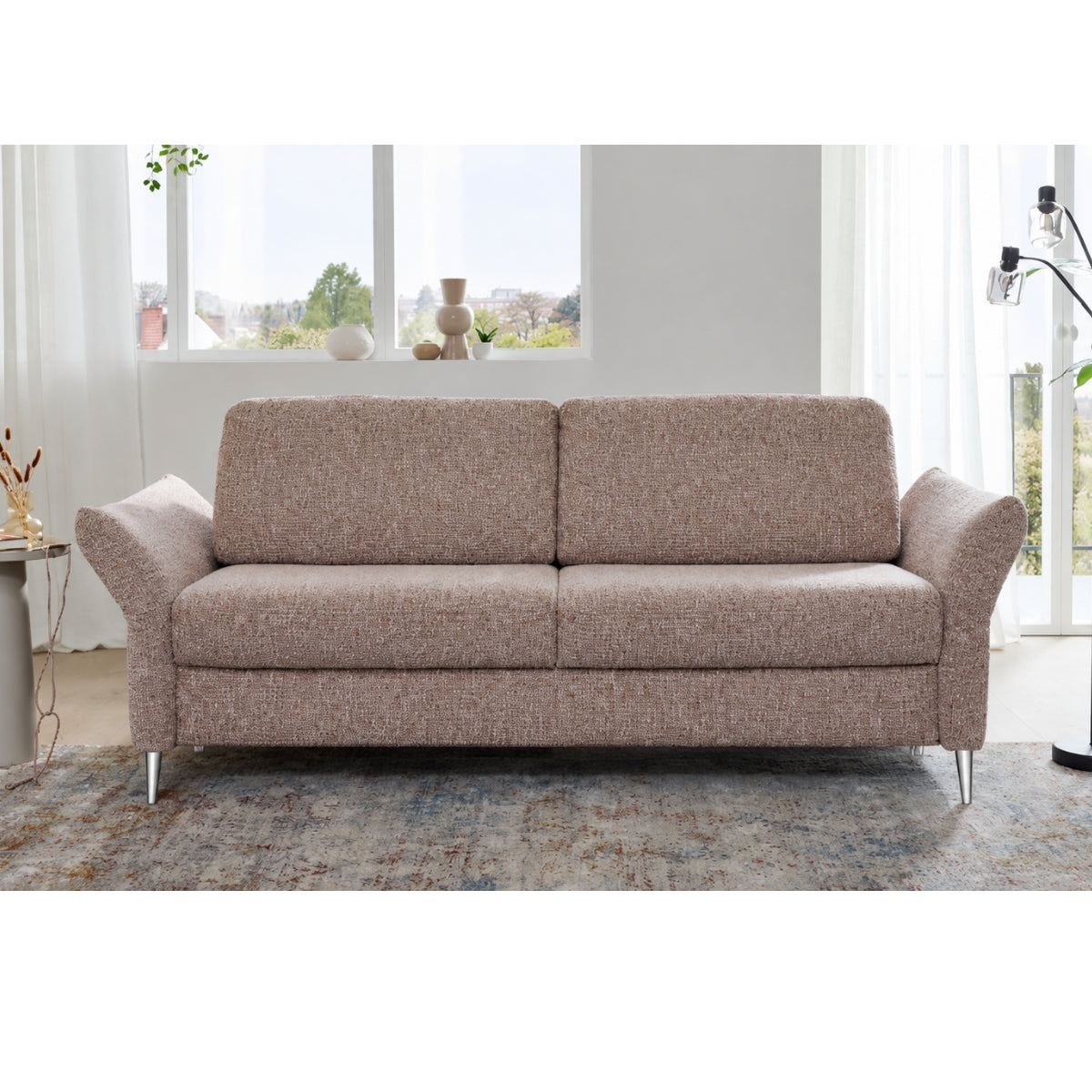 Loft Siena Interliving Serie 4700 Sofa von HUKLA® mit schwarzen Aluminiumbeinen, platziert in einem hellen Wohnzimmer.