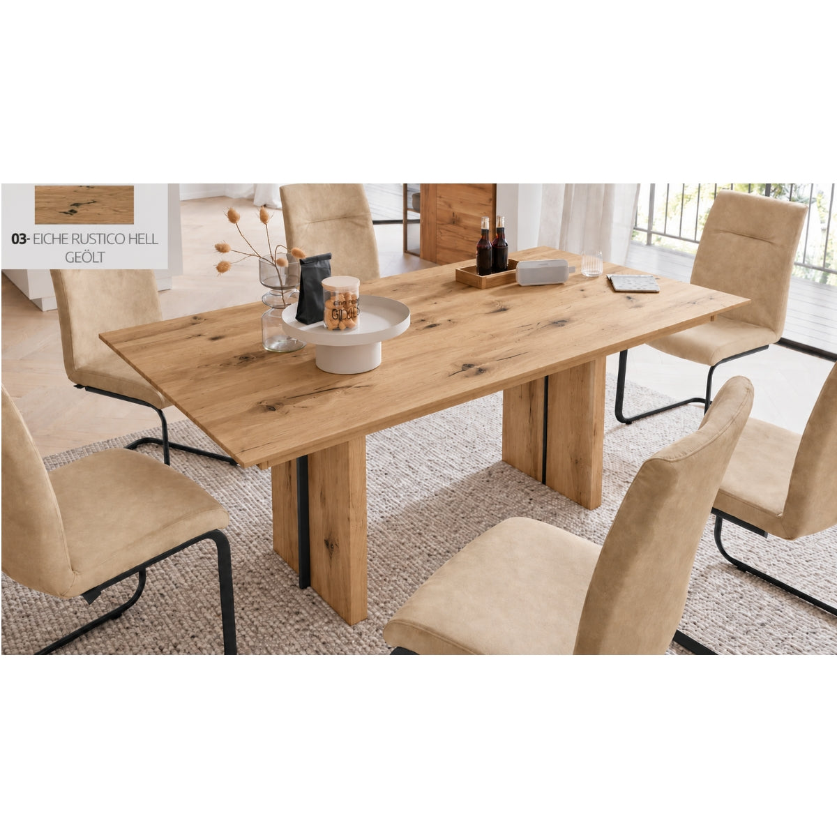 Interliving 5604 Esstisch von VENJAKOB | IL, natürliche Optik, beige Stühle und Deko-Vasen auf einem Teppich.