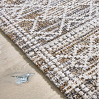 GOLZE | Der Teppich in Beige und Creme mit feinem Rautenmuster und dekorativen Fransen ist in verschiedenen Größen erhältlich.