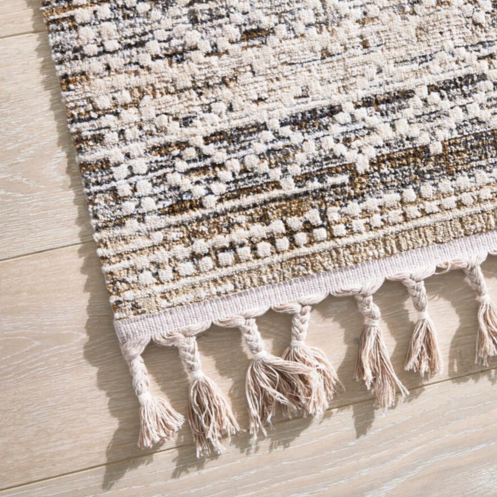 GOLZE | Der Teppich in Beige und Creme mit Rautenmuster und Fransen, abgebildet auf hellem Holzboden verschiedene Größen.