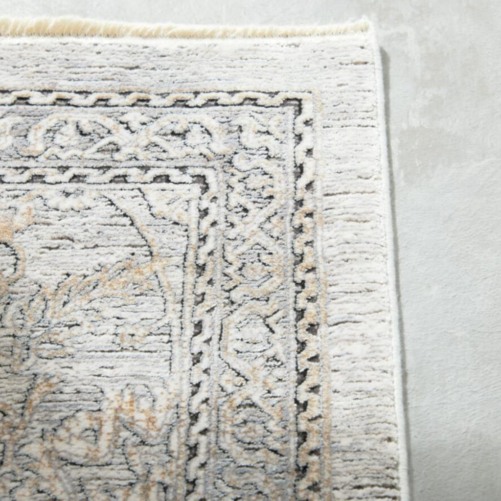 Fein gemusterter GOLZE | IL-Teppich G-8040 in Beige und Creme mit Vintage-Charakter auf hellem Untergrund.