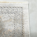 Fein gemusterter GOLZE | IL-Teppich G-8040 in Beige und Creme mit Vintage-Charakter auf hellem Untergrund.