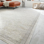 Fein gemusterter GOLZE | IL-Teppich G-8040 in Beige-Creme mit Vintage-Charakter im modernen Wohnzimmer.
