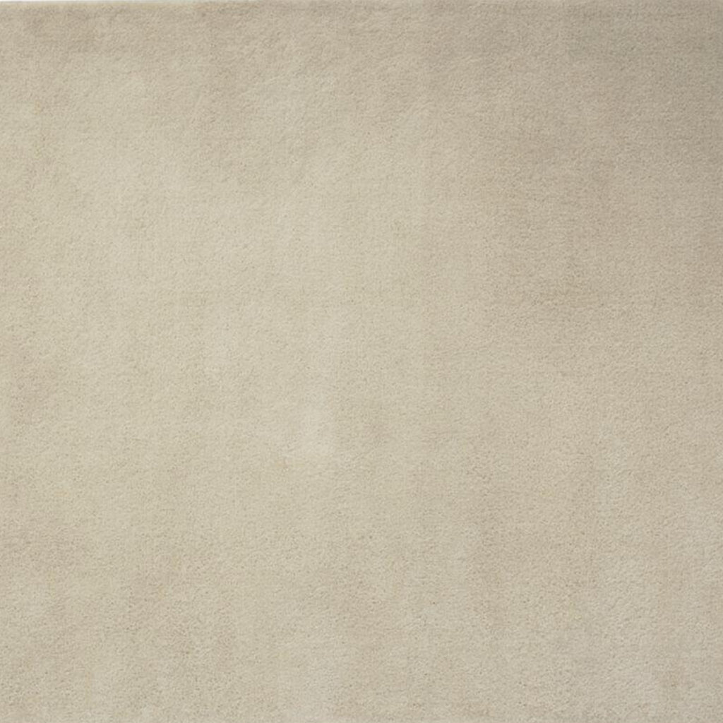 Ein weicher, einfarbiger, hellgrauer Hochflor-Teppich von GOLZE | IL, elegant und ohne Muster; in verschiedenen Größen erhältlich.