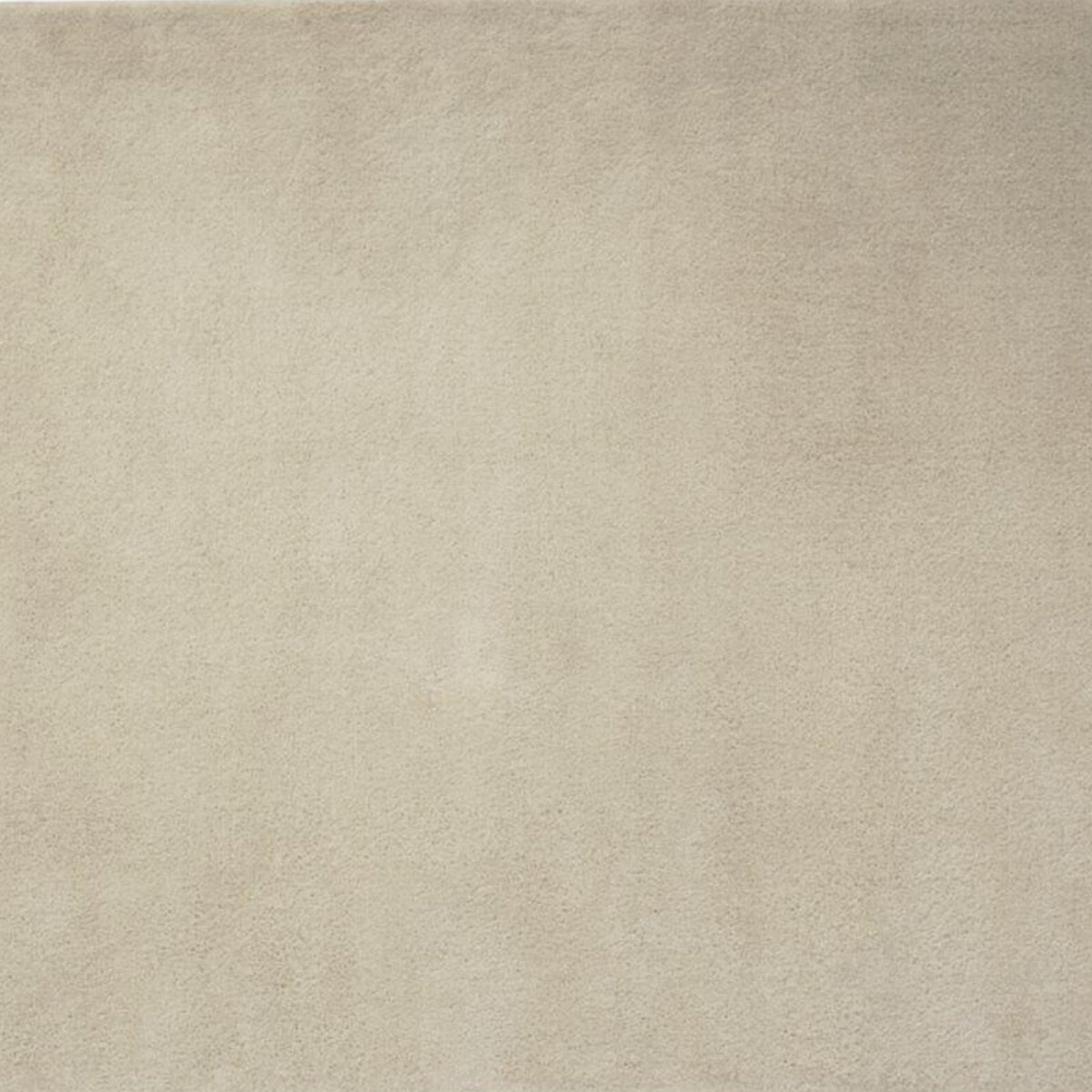 Ein weicher, einfarbiger, hellgrauer Hochflor-Teppich von GOLZE | IL, elegant und ohne Muster; in verschiedenen Größen erhältlich.