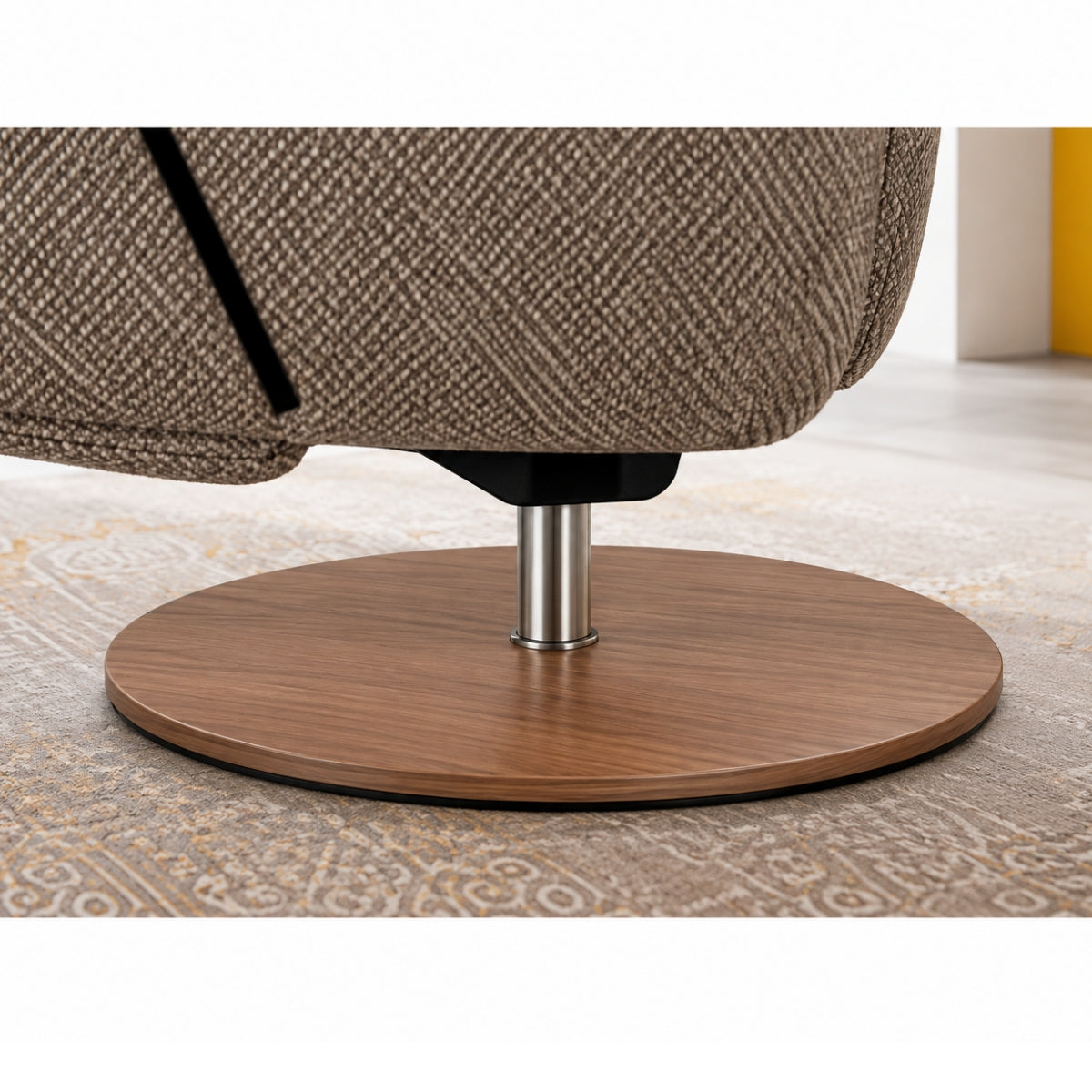 Nahaufnahme von Steinpol Polsteria | Der braune Sitz und das drehbare Holzgestell des IL Relaxsessels aus der Interliving-Serie 4565 auf einem Teppich.