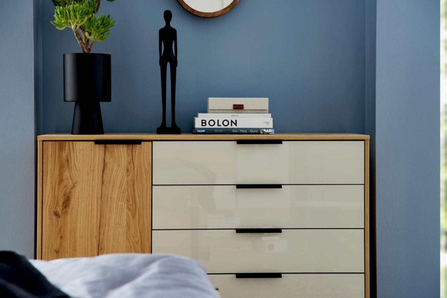 Kommode mit Hochglanzfronten in Beige-Grau und Korpus in Eiche-Optik