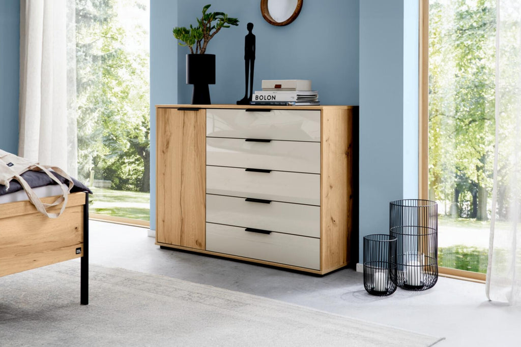 Kommode mit Hochglanzfronten in Beige-Grau und Korpus in Eiche-Optik