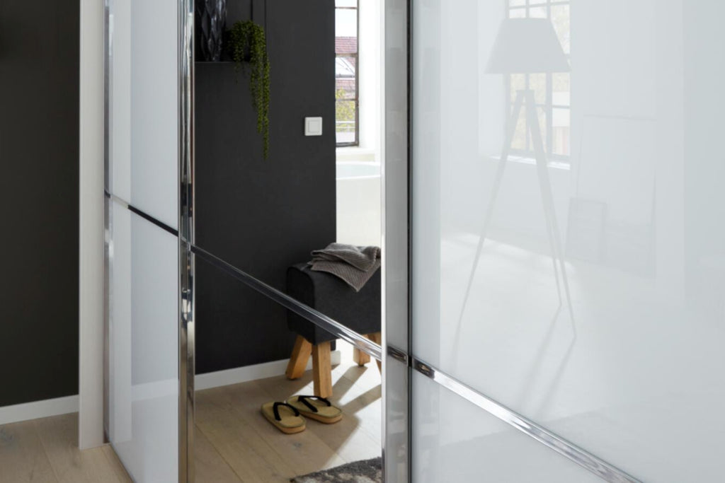 Schwebetürenschrank mit Glasfronten in Weiß und Spiegelelement