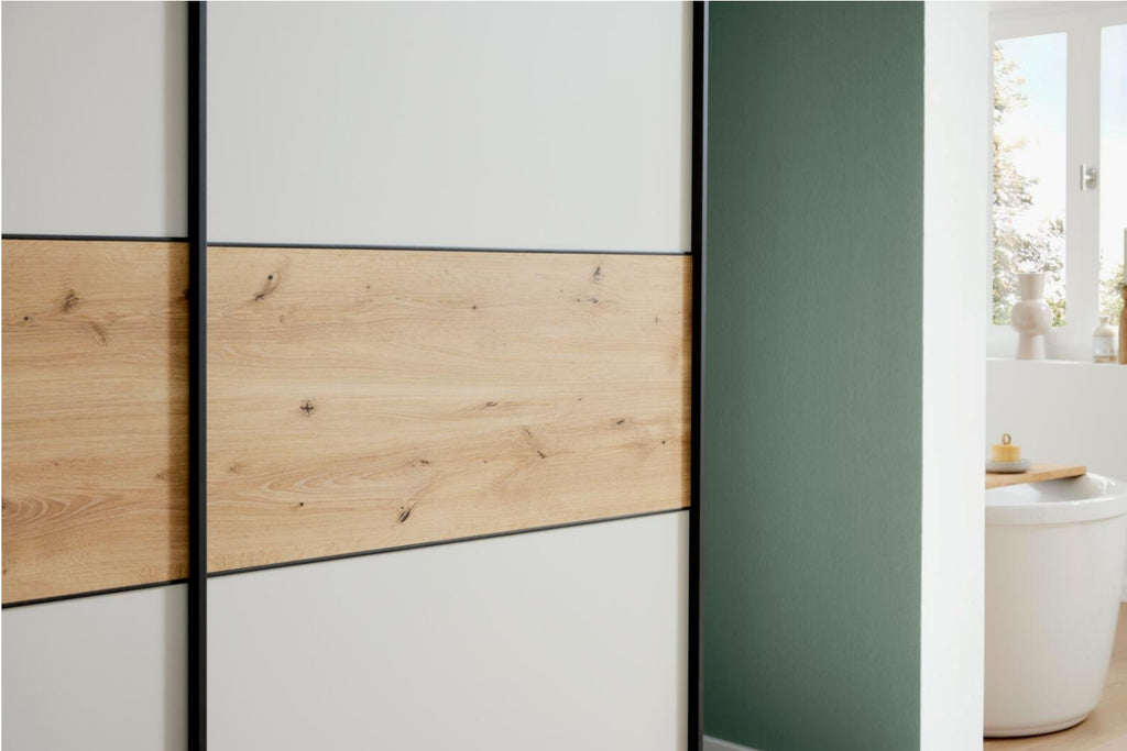 Schwebetürenschrank in Beige-Grau mit Absetzung in Eiche-Nachbildung
