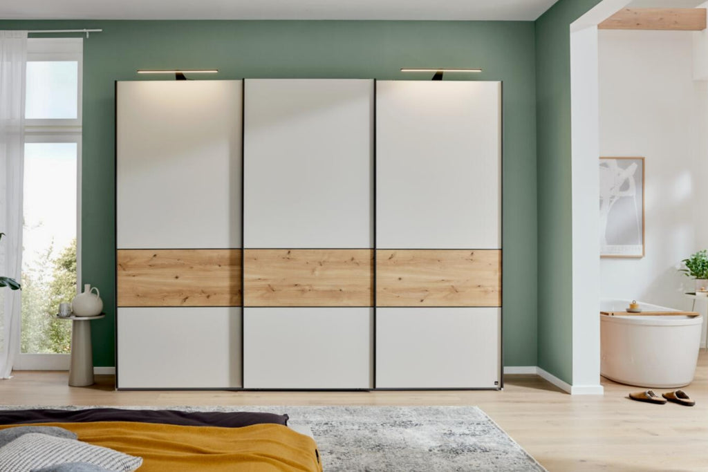Schwebetürenschrank in Beige-Grau mit Absetzung in Eiche-Nachbildung