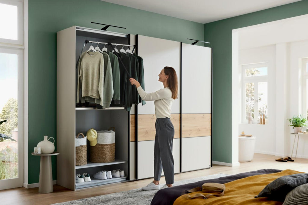 Schwebetürenschrank in Beige-Grau mit Absetzung in Eiche-Nachbildung