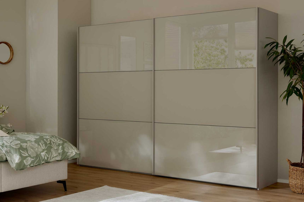 Schwebetürenschrank in Kieselgrau mit Glasfronten Interliving Serie 1211