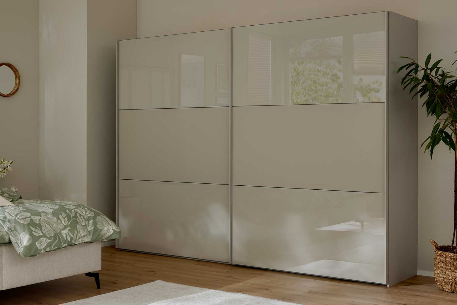 Schwebetürenschrank in Kieselgrau mit Glasfronten Interliving Serie 1211