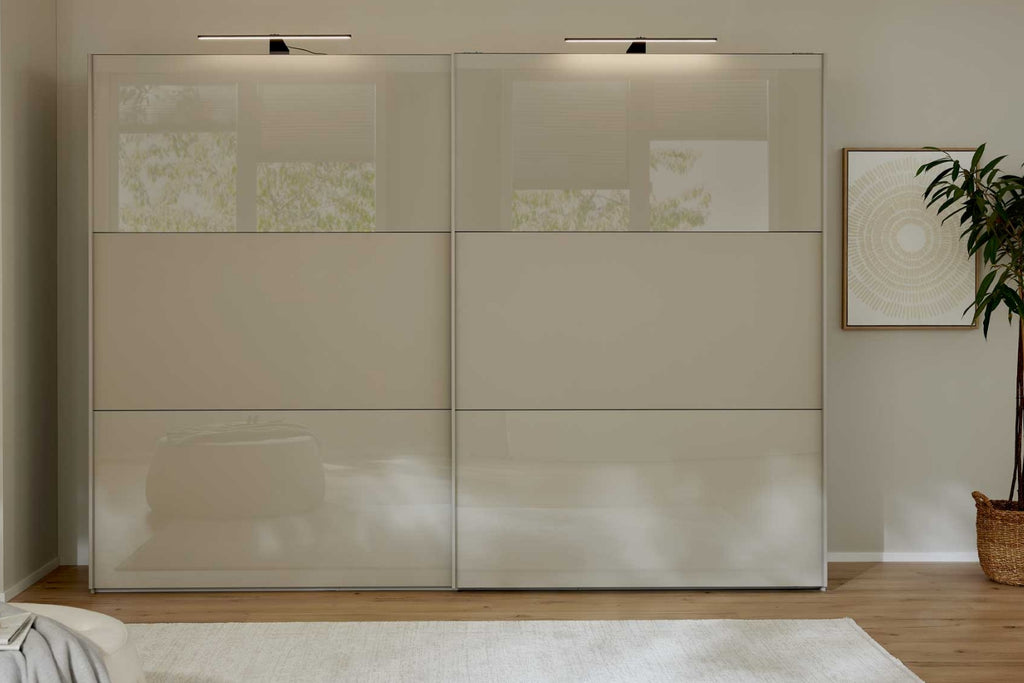 Schwebetürenschrank in Kieselgrau mit Glasfronten Interliving Serie 1211