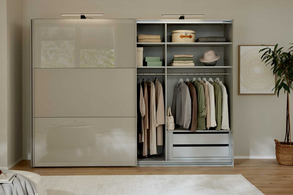 Schwebetürenschrank in Kieselgrau mit Glasfronten Interliving Serie 1211