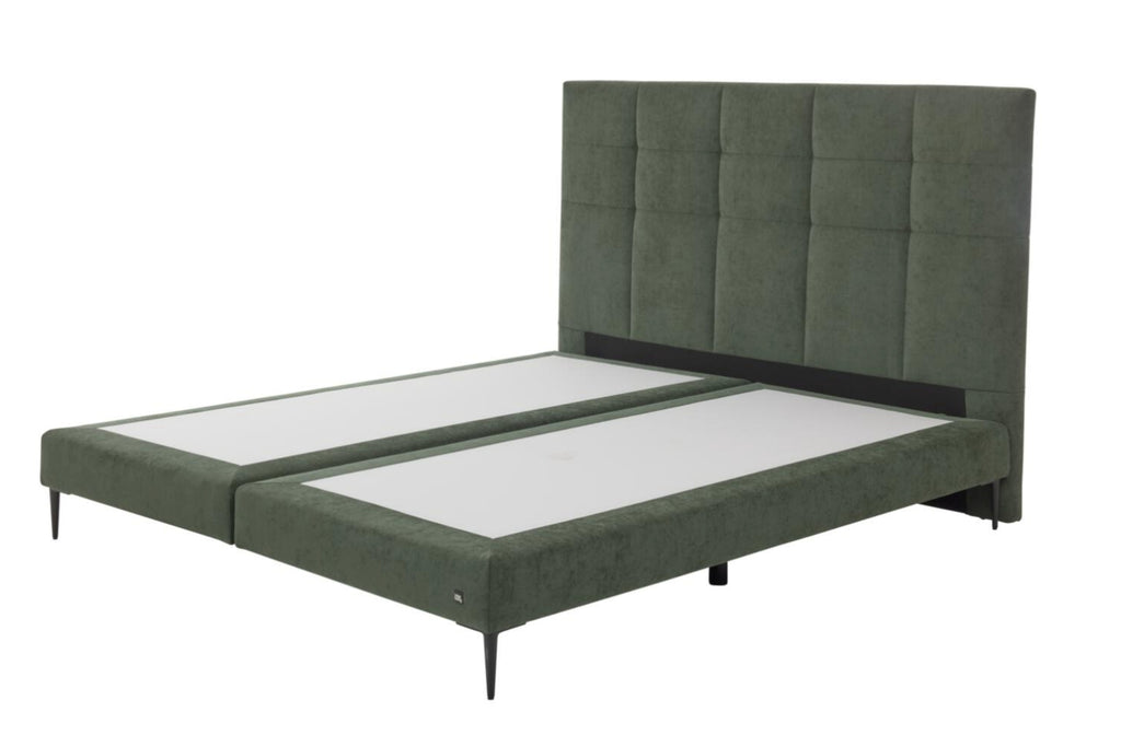 Boxspringbett mit moosgrünem Bezug und schwarzen Metallfüßen