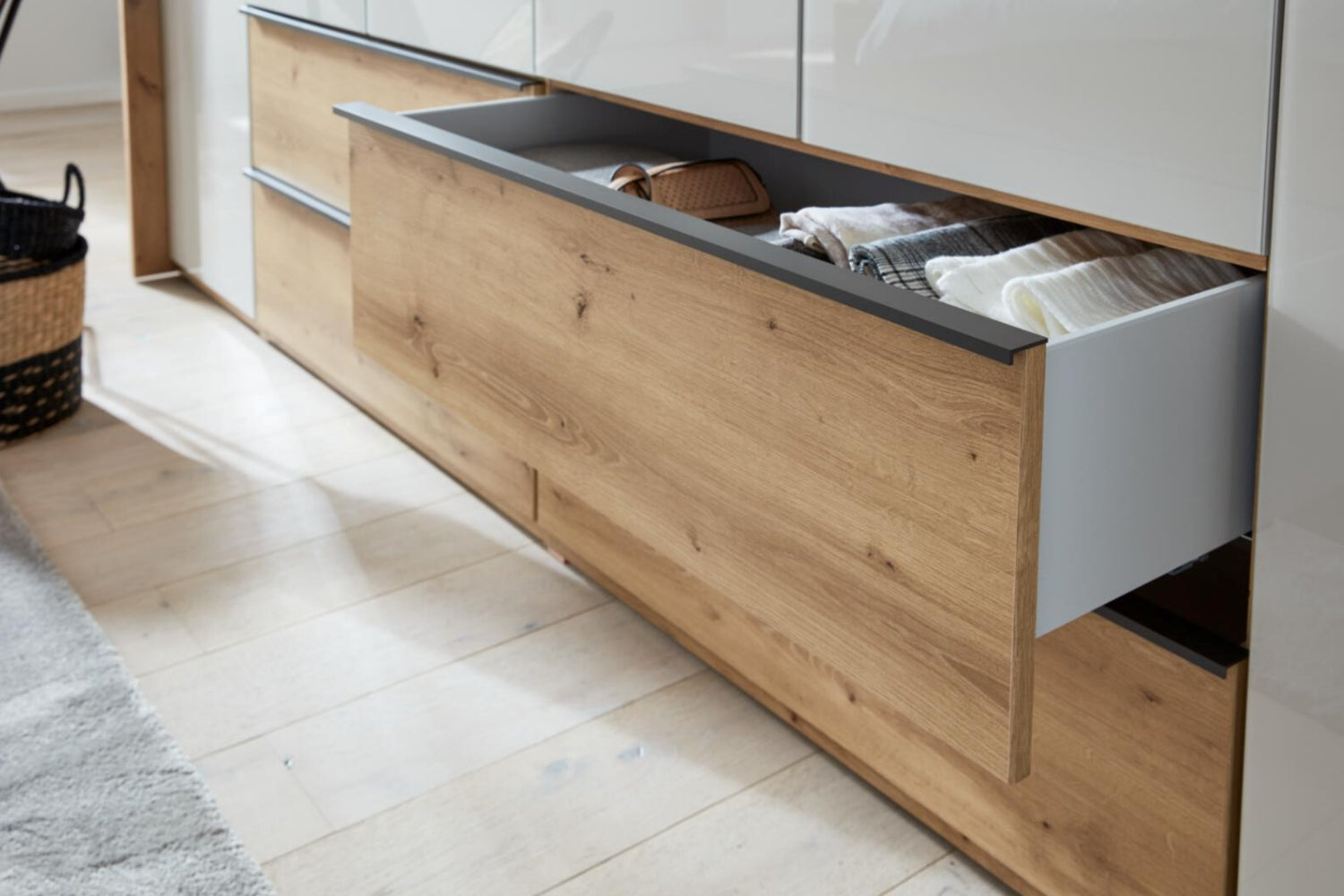 Drehtürenschrank 277468 in Beige-Grau mit Schubladen und Absetzung in Eiche-Nachbildung