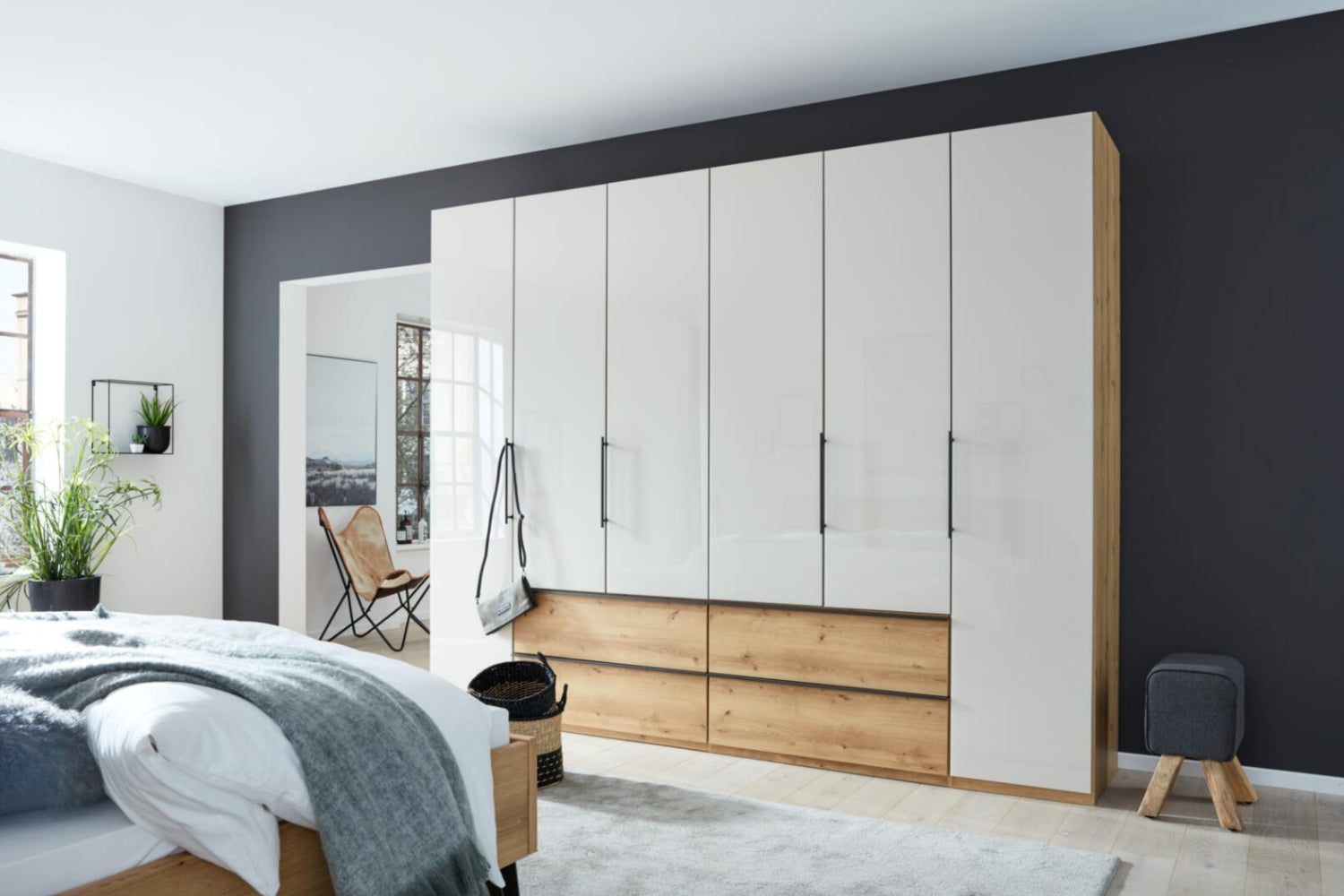 Drehtürenschrank 277468 in Beige-Grau mit Schubladen und Absetzung in Eiche-Nachbildung
