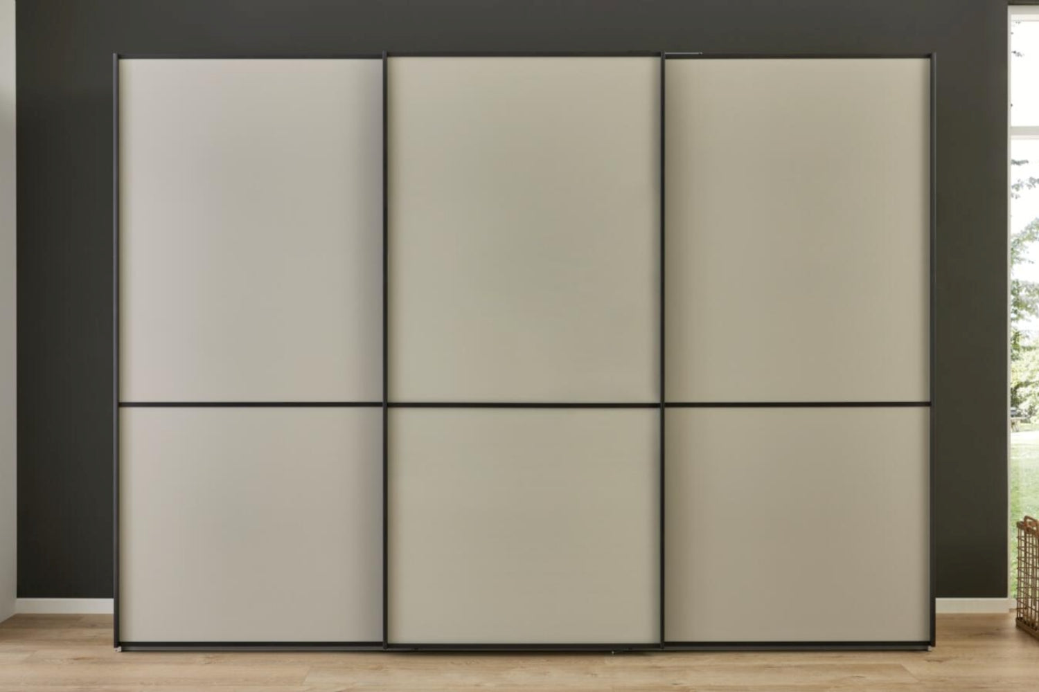 Schwebetürenschrank 388637 Beige-Grau mit matten Fronten und schwarzer Metallelementen