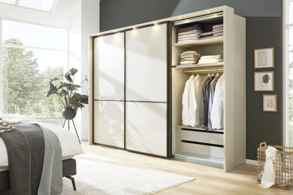 Schwebetürenschrank 388637 Beige-Grau mit matten Fronten und schwarzer Metallelementen