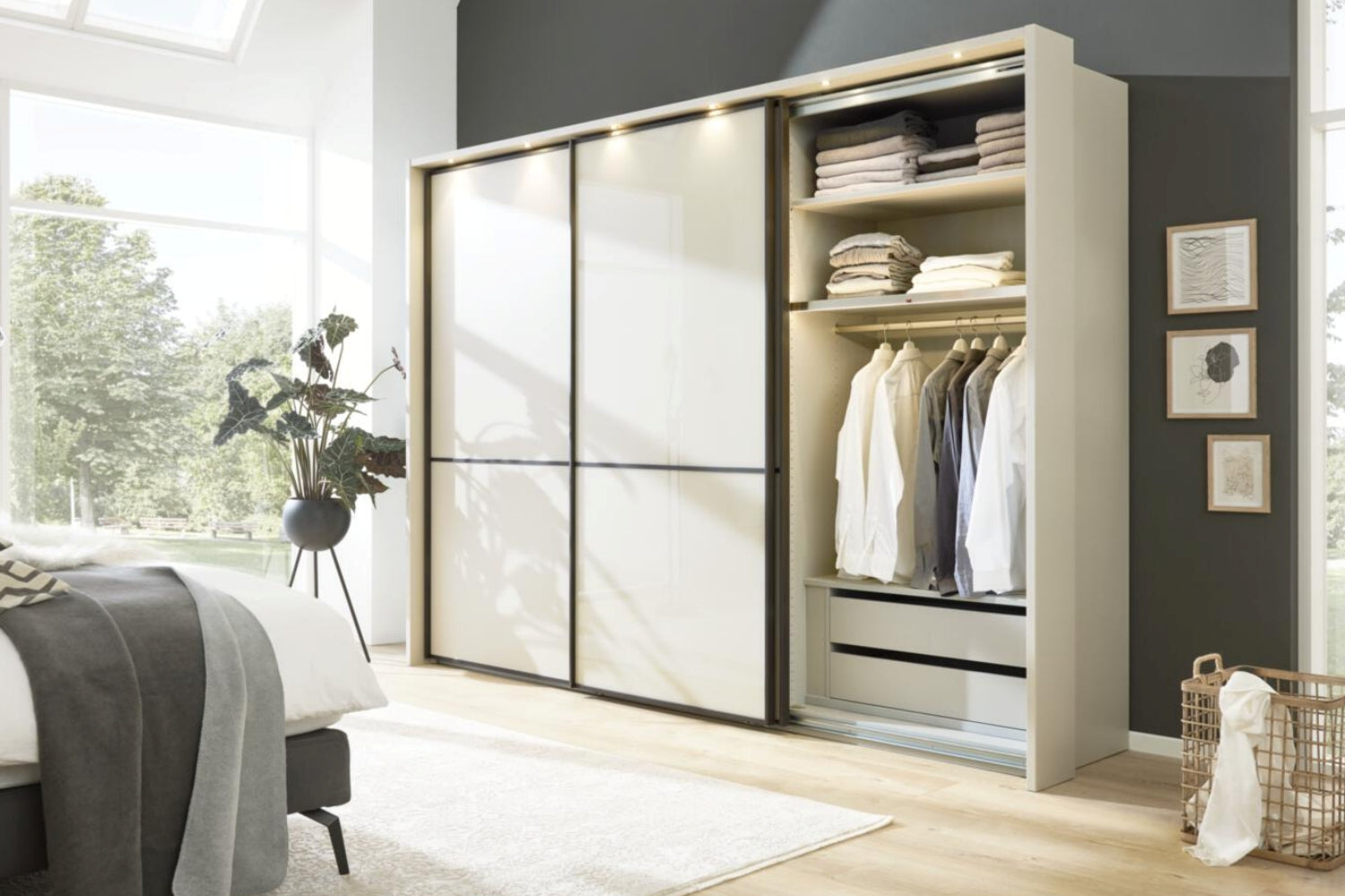 Schwebetürenschrank 388637 Beige-Grau mit matten Fronten und schwarzer Metallelementen