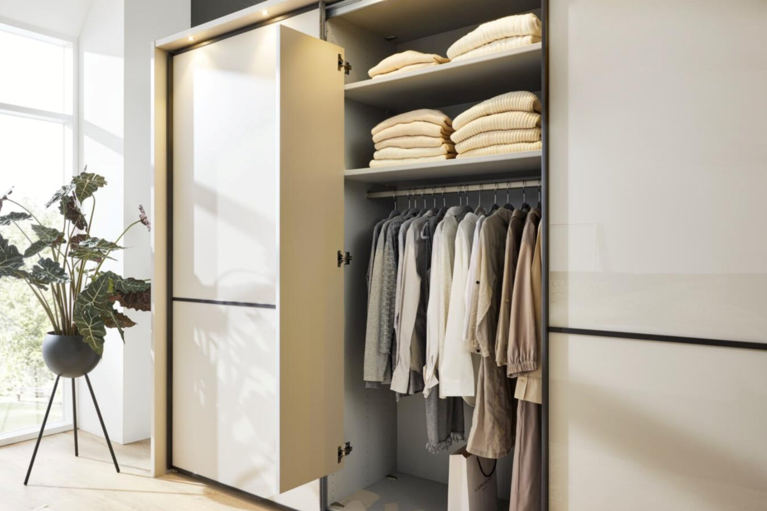 Schwebetürenschrank 388637 Beige-Grau mit matten Fronten und schwarzer Metallelementen