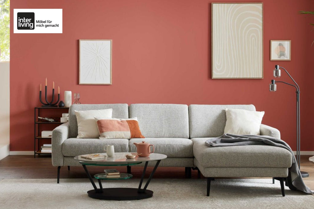 Interliving Serie 4066 Ecksofa mit grauem Stoffbezug und schwarzen Metallfüßen