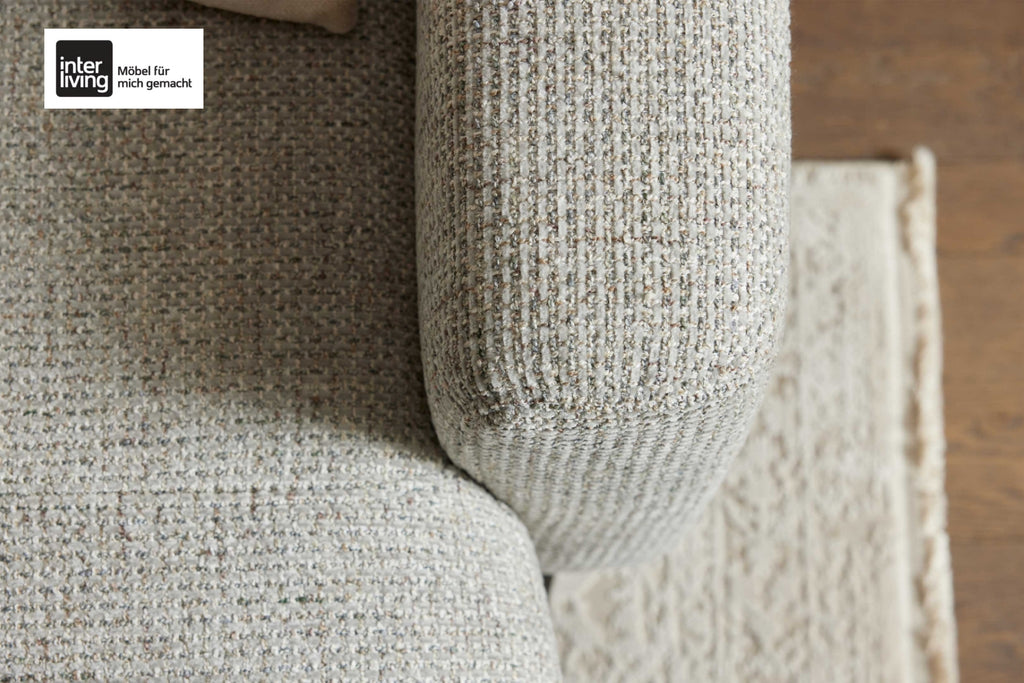Interliving Serie 4066 Ecksofa mit grauem Stoffbezug und schwarzen Metallfüßen