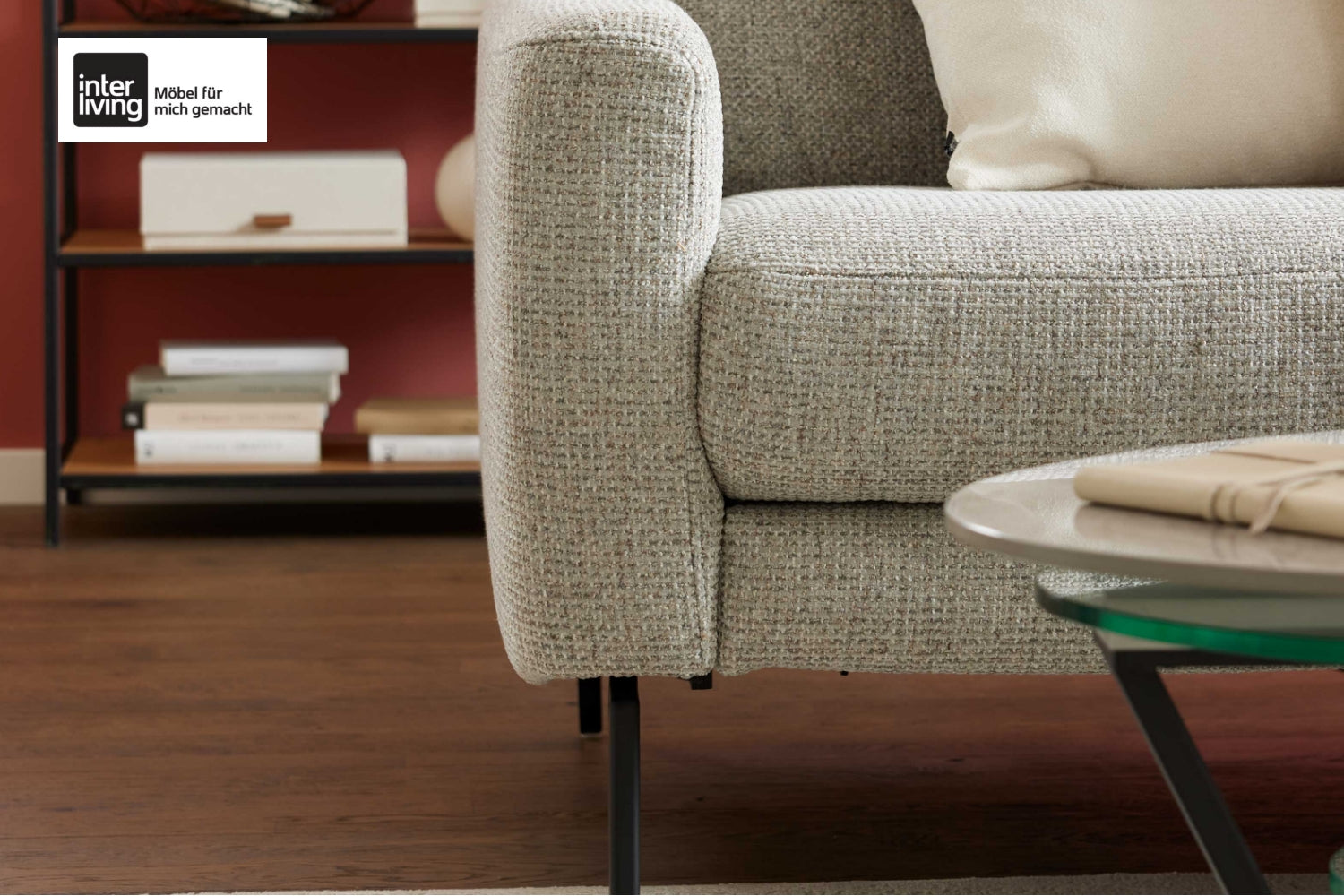 Interliving Serie 4066 Ecksofa mit grauem Stoffbezug und schwarzen Metallfüßen