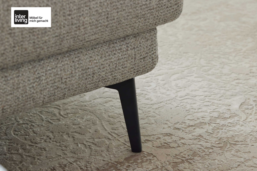 Interliving Serie 4066 Ecksofa mit grauem Stoffbezug und schwarzen Metallfüßen